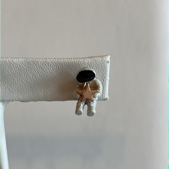 Adorable Astronaut Earrings - Picture 3 of 3
